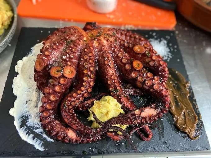 Pulpo a la brasa en Pulpería Arrocería el Poal, Vinaròs, especialidad mediterránea con presentación gourmet.